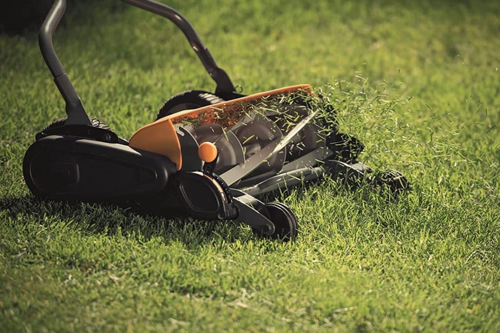 Comment tondre sa pelouse avec une tondeuse manuelle
