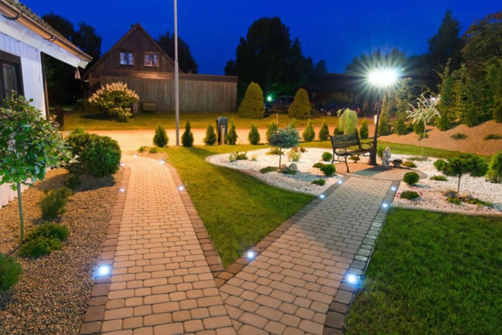 Comment bien choisir son éclairage extérieur infrarouge pour votre jardin ?